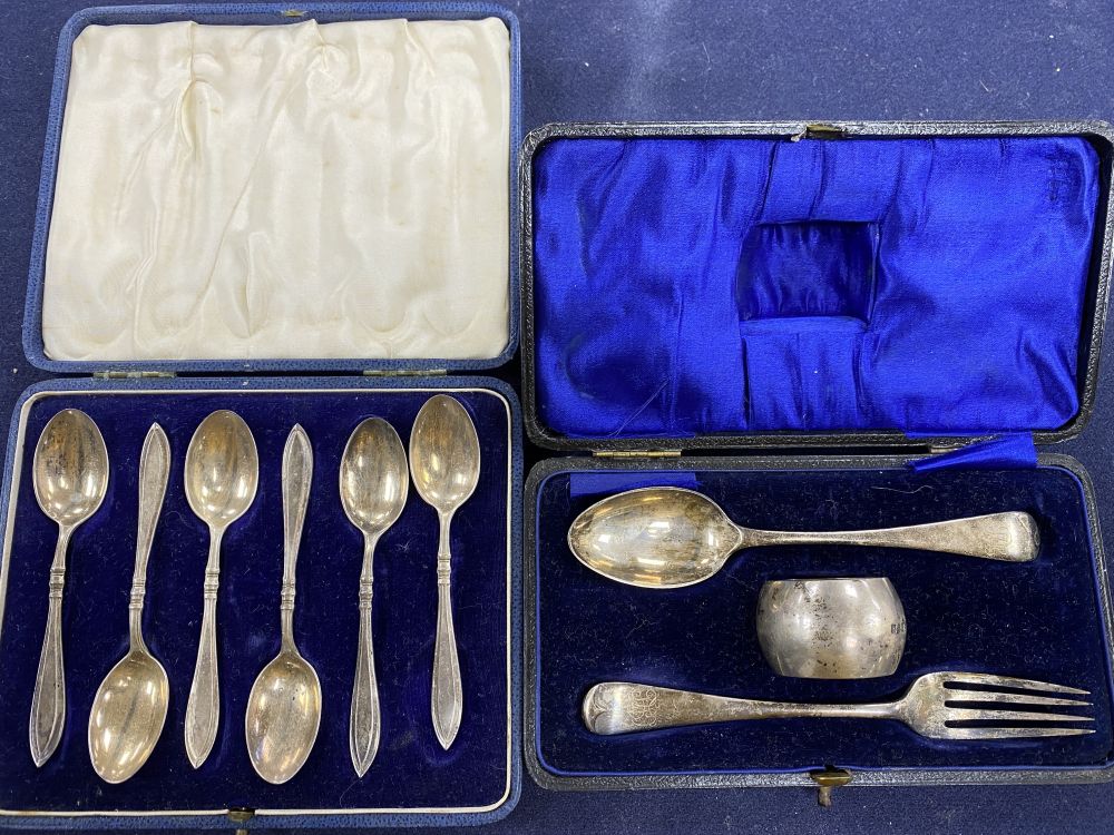 A cased Edwardian silver christening trio, Chester, 1908/09 and a cased set of six silver teaspoons.